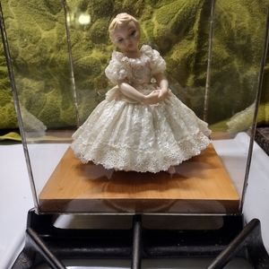 🌷 Beautiful Vintage Handmade Ceramic princess with case